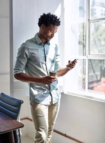 Офіс Вікно Чорношкірий Чоловік Телефоном Чашкою Кави Прокруткою Соціальних Мережах Стокове Зображення