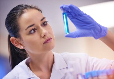 Sıvı aşı, kadın ve bilim adamı araştırma, araştırma ve virüs testleri için laboratuarda test tüpleri var. Analiz, deney veya tıbbi çalışma için ilaç, tıp ve laboratuvar teknisyeni.