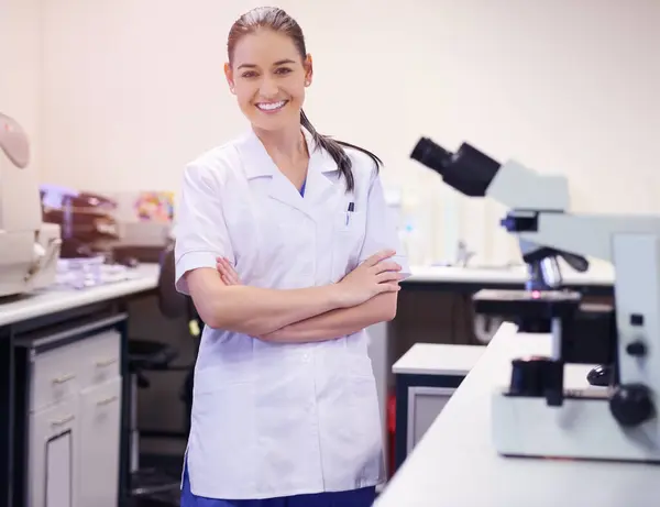 Woman Happy Scientist Laboratory Portrait Confidence Pharmaceutical Breakthrough Proud Discovery — Stock Photo, Image