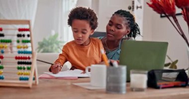 Ödev, siyahi aile, çocuklu anne, not defteri ve tavsiyeyle yazma ve eğitim. Çocuk sahibi ebeveyn, apartman ve anne bilgiye ve yardıma sahip çocuk ve çocuk gelişimi.