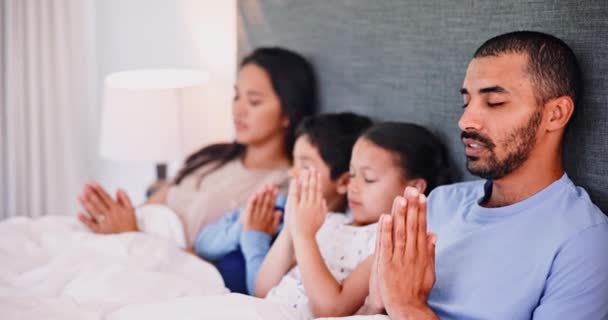 家人躺在床上 祈祷和崇拜宗教 和平和团结在家里 充满爱心和信任 与上帝 父母和孩子在卧室里与人交谈和祈祷 — 图库视频影像