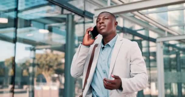 Telefon Biznes Czarny Człowiek Spaceruje Mieście Podróży Podróży Lub Poważnego — Wideo stockowe