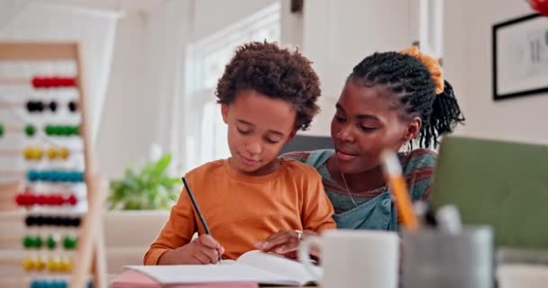 家庭作业或母亲教孩子或为知识 教育或儿童发展而写作 非洲的妈妈 黑人家庭和男孩 他们有纸计数的数字要学习 以便在算盘上考试或测验 — 图库视频影像