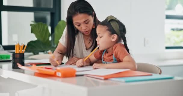 Anya Gyermek Házi Feladat Frusztrált Tanítással Vagy Figyelemeltereléssel Asztalnál Vagy — Stock videók