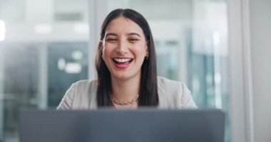 Happy, dizüstü bilgisayar ve ofisteki iş kadını proje için yaratıcı araştırmalar okuyor. Gülümse, gülen ve profesyonel bayan tasarımcı modern iş yerinde bilgisayarla internet üzerinde çalışıyor.