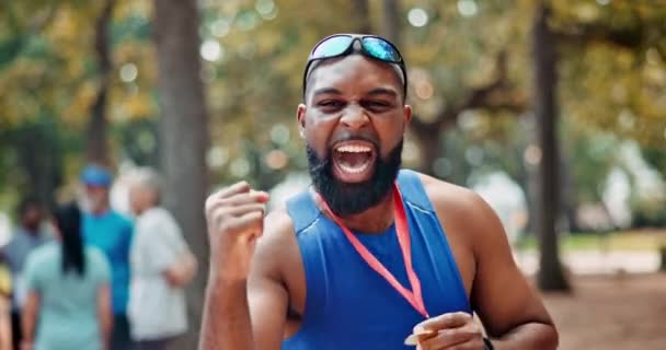 Μαύρος Πρόσωπο Γιορτάζουν Και Αθλητής Μετάλλιο Για Νίκη Την Επιτυχία — Αρχείο Βίντεο