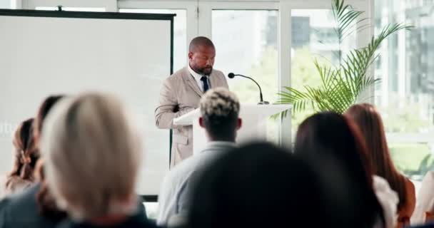 セミナー コンベンション スピーキング オフィスでのビジネスマン 表彰台 プレゼンテーション 黒人男性 スピーチ 企業ビジョンを社員に説明 コーチング — ストック動画