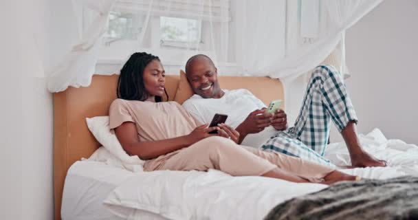 Couple Communication Heureux Dans Téléphone Dans Chambre Coucher Pour Les — Video