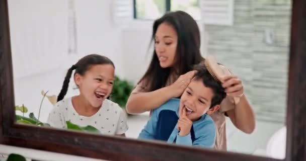 Mère Brossant Les Dents Les Cheveux Des Enfants Adhd Dans — Video