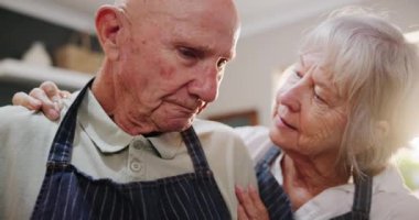 Son sınıf, çift ve mutfakta sevgi, destek ve emeklilikte yardım. Yaşlı, erkek ve kadın nezaket ve minnettarlıkla evde birlikte yemek pişirdikleri için ve mutlulukla.