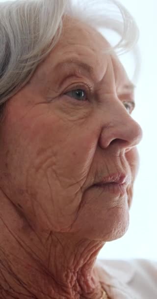 Пожилые Люди Женщина Мысли Будущем Доме Слабоумием Альцгеймером Тревогой Психическое — стоковое видео