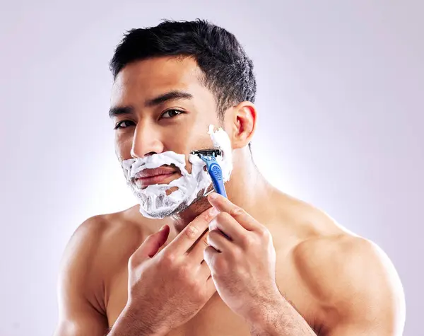 Portrait Man Shaving Razor Skincare Health Hair Removal Hygiene Isolated — Stock Photo, Image