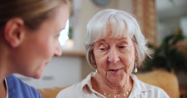 Cuidado Salud Confianza Enfermera Hablando Con Anciana Sofá Sala Estar — Vídeo de stock