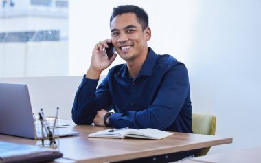 Telefon görüşmesi, portre ya da dizüstü bilgisayardaki mutlu adam sohbet, iş ya da iletişim notları için. Anlaşma, tavsiye veya haber güncellemesi için planlama, gülümseme veya kendine güvenen mali danışman.