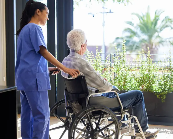 Rullestol Sykepleier Seniorpasient Med Funksjonshemning Støtte Omsorg Hjemkomst Gamle Mennesker stockbilde