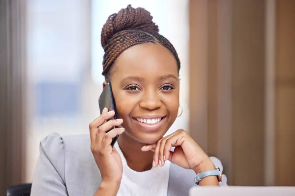 Phone Call Portrait Smile Business Black Woman Office Administration Communication — Stock Photo, Image