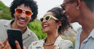 Arkadaşlar, güneş gözlükleri ve dışarıda akıllı telefonlu mutluluk sosyal medya paylaşımı için selfie seçimi ve birlikte gülme. Gözlükler, aksesuarlar, insanlar ve mobil uygulama için moda gözlük.