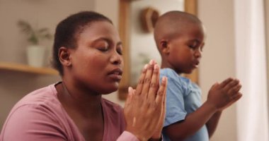 Anne, çocuk, dua, inanç ve din için eğitim, manevi ve Tanrı 'yla konuşma. Afrikalı aile, anne ve çocuk ibadet etmek, umut etmek ve Hıristiyan duası öğretmek için el ele tutuşuyorlar..