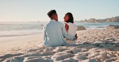Çiftler, sahilde oturup konuşuyorlar, geri dönüyorlar ve aşk için sarılıyorlar, bağ kuruyorlar ve tatildeler. Siyahi kadın, Afrikalı erkek ve konuşmada mutlu, gevşe ya da yazın okyanusta tatil yap..