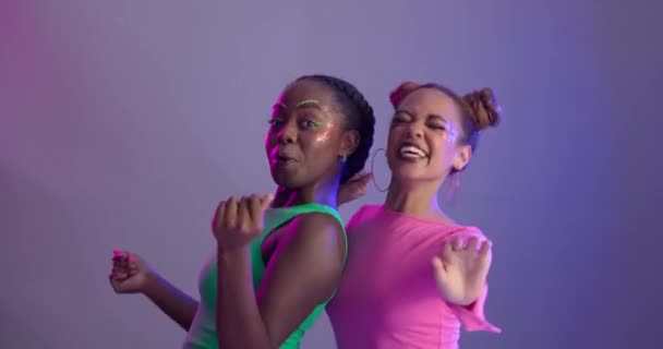 ダンススタジオでネオンライトまたは輝く化粧品または接続 結合または紫色の背景で音楽に ハッピー モックアップ テクノ ファッション ストレス軽減 — ストック動画