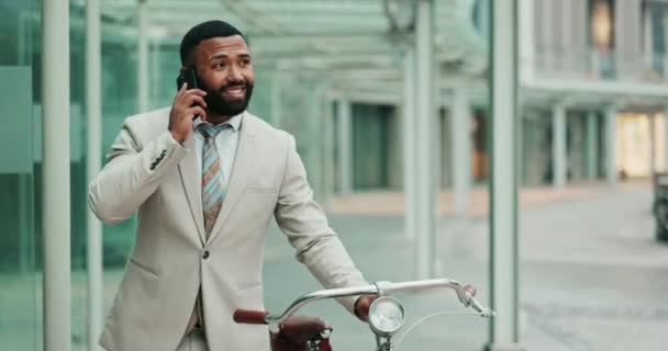 Щасливий Бізнесмен Телефонний Дзвінок Велосипедом Міста Можливості Роботи Або Розмови — стокове відео