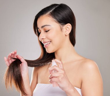 Happy, kadın ve eller saç bakım için sprey ya da keratin serumu ile büyüme ve ürün yerleştirme. Stüdyoda sağlıklı doğal saçlar için yapılan lüks tedavinin kadın veya manken dokusu ve pürüzsüz dokusu.