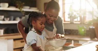 Anne, kız ve un mutfakta pişirme, eğitim ve çocuk gelişimi için öğrenme amaçlı. Siyah aile, ev ve pasta ve tatlı aşkı, hafta sonları kaynaşırken yemek ve mutluluk.