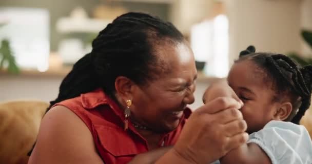 Šťastný Láska Babička Objímají Dívku Pohovce Péčí Bezpečí Nebo Sblížení — Stock video