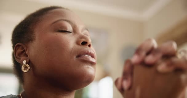 在家里的祷告 灵性和黑人妇女 在客厅里敬拜和赞美上帝 希望和对基督教 感恩和对耶稣基督的沉思视而不见的人 — 图库视频影像