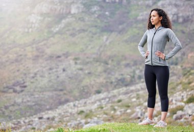 Spor, dağ ya da kadın doğada idman, eğitim ya da egzersiz için görüş ya da kendine güvenle. Sporcu, kız ya da bayan atlet parkta koşuyor, yürüyüş yapıyor ya da dinleniyor..