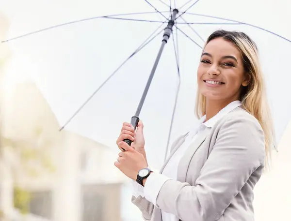 Venting Forretningskvinne Portrett Med Paraply Værsesong Regn Eller Beskyttelse Utenfor stockbilde