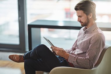 İş adamı, çevrimiçi ve ofis, görevlerin veya proje yönetiminin verimliliği, dijitalleşmesi ve iş akışı için tablet üzerinde çalışmaktadır. Verimlilik, araştırma ve iş sahası için girişimci ve internet