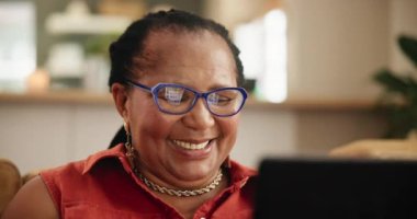 Tablet, gözlük ve kanepede kitap okuyan yaşlı siyah kadın, sosyal medya ya da evdeki mim gif. Çevrimiçi çizgi romanı, programı ya da Netflix 'i olan yaşlı Afrikalı bir insanın dijital, uygulaması ve yüzü..