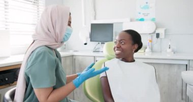 Mutlu kadın, dişçi ve hasta diş bakımı, diş temizliği ya da klinikte tedavi için danışmanlık yapıyorlar. Genç bayan ya da ortodontist müşteri oral, sakız ya da diş beyazlatma için danışmanlık.