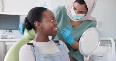 Mutlu kadın, dişçi ve hasta aynalı diş bakımı, diş temizliği ya da klinikte tedavi. Genç kadın, ortodontist ve diş beyazlatıcı için gülümseyen müşteriler..