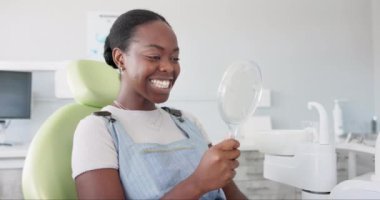 Mutlu, siyah bir kadın ve dişleri temiz ağız, diş bakımı ve diş bakımı için ayna olan bir dişçi. Diş beyazlatma, hijyen ya da sağlık hizmetlerinde yansıması olan gülümseyen genç Afrikalı kadın..