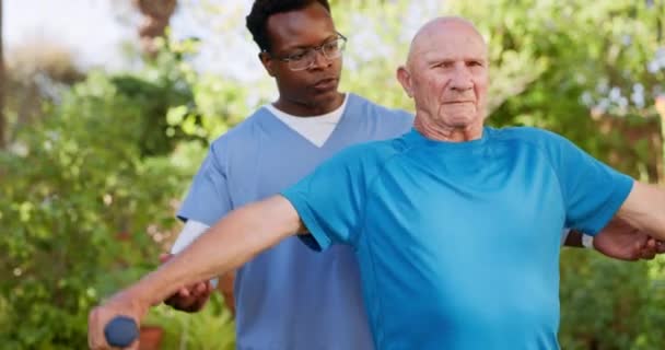 Cuidado Personas Mayores Levantamiento Pesas Para Ejercicio Fisio Anciano Cuidador — Vídeo de stock