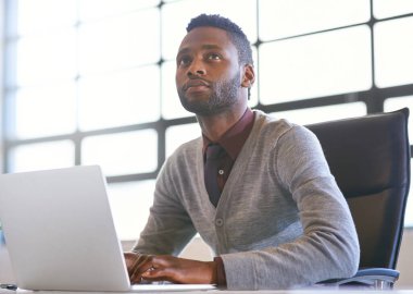 İş, düşünce ve siyah adam dizüstü bilgisayarla, fırsat ve problem çözmede karar, çözüm ve seçim ile. Afrikalı kişi, web tasarımcısı veya bilgisayar, düşünce ve düşünce sahibi çalışan.