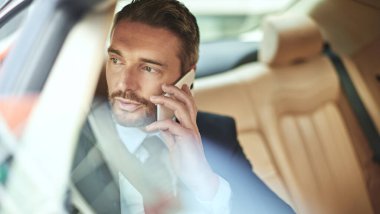 İş adamı, seyahat et ve telefonla konuş. Arabayla gidip gelmek, sohbet etmek veya iletişim kurmak için. Araç, taksi ya da takside iş görüşmesi için cep telefonunda çalışan erkek ya da çalışan..