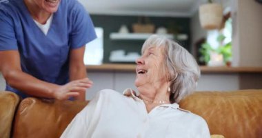Sağlık hizmeti, gülümseme ve yaşlı kadına danışmanlık ya da yardım için oturma odasında sarılmak. Portre, tıbbi ve mutlu genç bakıcı emeklilik evinde yaşlı hastayı kucaklıyor..