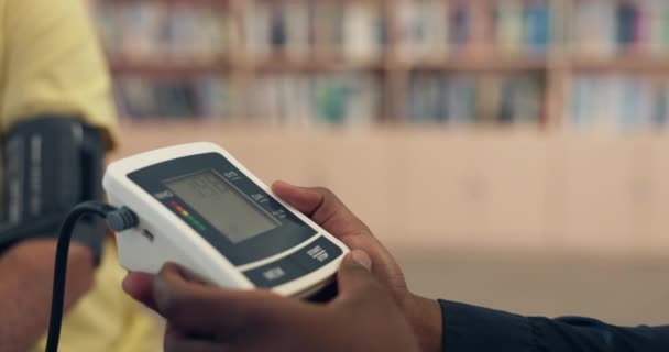 Sjukvård Händer Och Övervakning För Blodtryckstest Sjukhus För Medicinsk Undersökning — Stockvideo