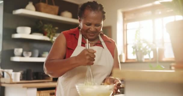 高齢者 そしてケーキ クッキー 話のためのキッチンで焼くことの幸せ シニア アフリカの人 料理のための笑顔 家庭で混合してシェフと引退の楽しみ — ストック動画