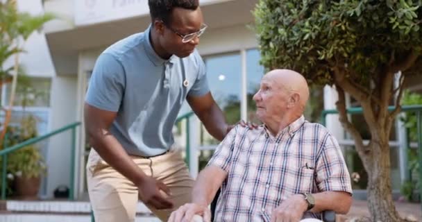 Homem Velho Cadeira Rodas Cuidador Conversa Livre Para Apoio Médico — Vídeo de Stock