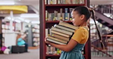 Kitaplar, eğitim ya da kütüphanede yürüyen bir çocuk. Bilgi için gülümseyen ya da gelecekteki öğrenim için gelişen bir çocuk. Burs, taşınma ya da okulda mutlu bir öğrenci hikaye aramak için bilgi okuyor..