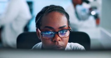 Bilgisayar okuma bölümündeki bilim, araştırma ve siyahi kadın laboratuarda farmasötik çalışmalar yapıyor. Gözlükler, yansıma veya bilim adamı tıbbi yenilik, teknoloji veya laboratuvar fikirleriyle web sitesini kontrol ediyor.
