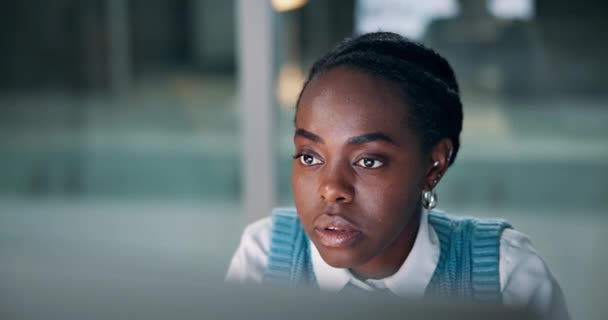Noche Oficina Mujer Negra Con Ordenador Para Pensar Investigar Correo — Vídeos de Stock