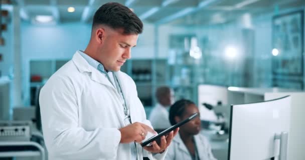 Man Wetenschapper Typen Met Tablet Voor Laboratoriumresultaten Melden Als Gezondheidswerker — Stockvideo