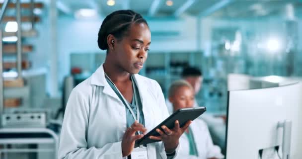 Посмішка Планшет Обличчя Чорної Жінки Лабораторії Медичних Досліджень Фармацевтичних Або — стокове відео