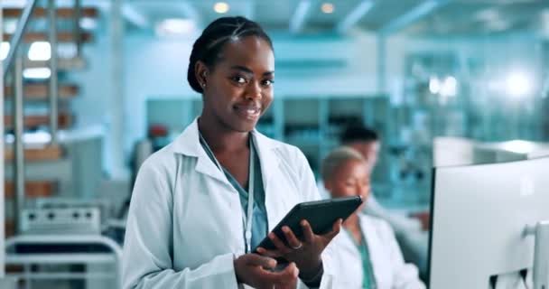 Посмішка Планшет Портрет Чорної Жінки Лабораторії Медичних Досліджень Фармацевтичних Або — стокове відео