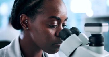 Mikroskop, bilim ve siyah kadın bilim adamı tıbbi, deney ya da kimyasal araştırma laboratuarında. Araştırma, sağlık hizmetleri veya bakteri araştırması, virüs veya DNA analizi yapan Afrikalı sağlık uzmanı.